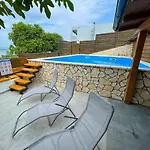 Σπίτι διακοπών With Pool Near Sea *
