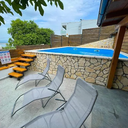 Vakantiehuis With Pool Near Sea *
