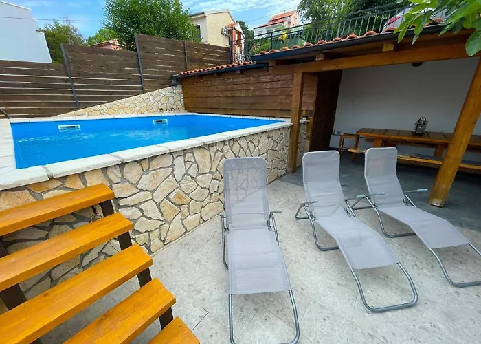 Vikendica With Pool Near Sea Dramalj